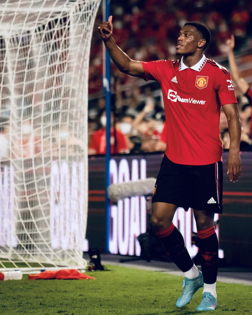 Manchester United hammer rivals Liverpool 4-0