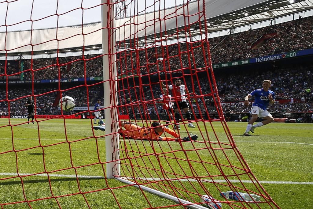 Gijs Smal doubled the Twente lead with a great strike