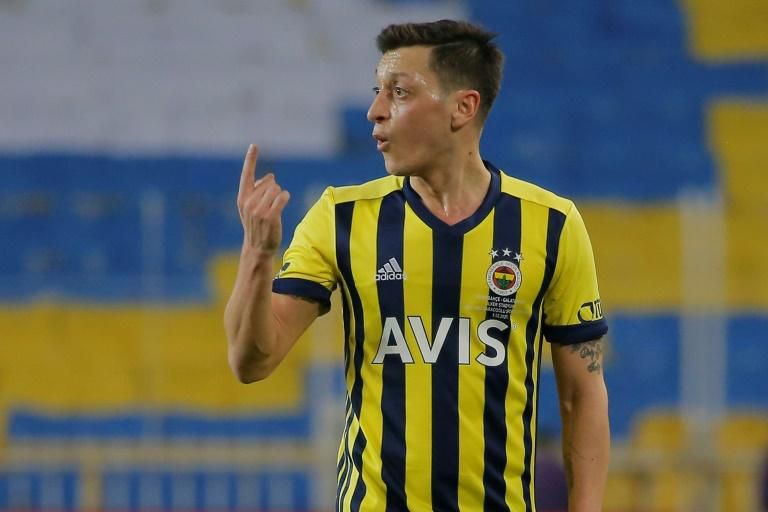 Mesut Ozil was on the losing side in the Intercontinental derby as Fenerbahce went down 1-0 at home to Galatasaray