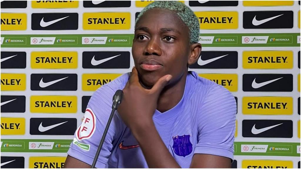 Asisat Oshoala celebrates Pichichi with Barcelona Femeni teammates ahead of Champions League final
