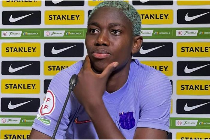 Asisat Oshoala celebrates Pichichi with Barcelona Femeni teammates ahead of Champions League final