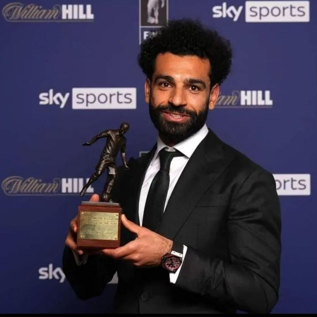 Mohamed Salah celebrates winning FWA award