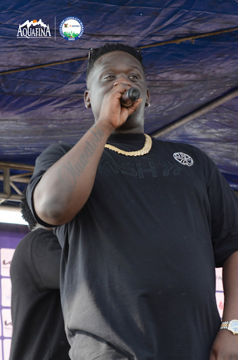 Wande Cole performing at the end of the race