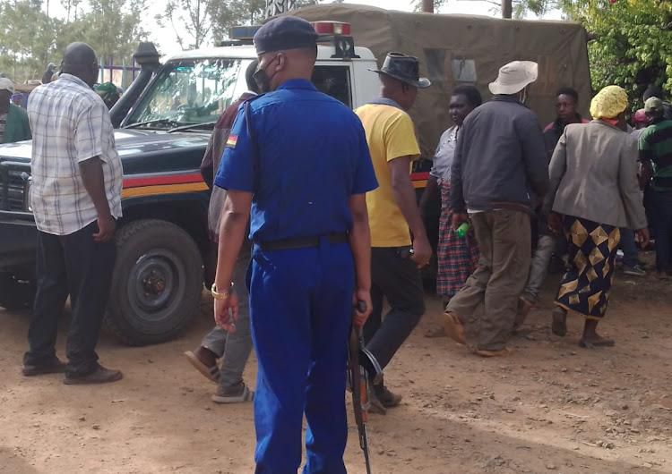 Police and residents of Kenya’s Kirinyaga County at a robbery scene