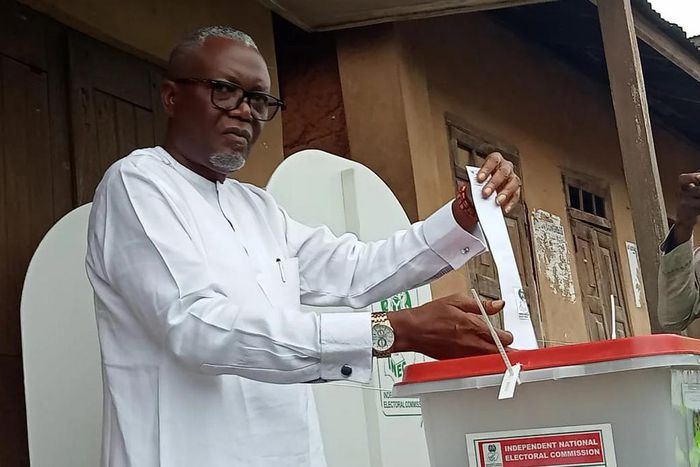 PDP Candidate Bisi Kolawole casting his vote (Punchng)