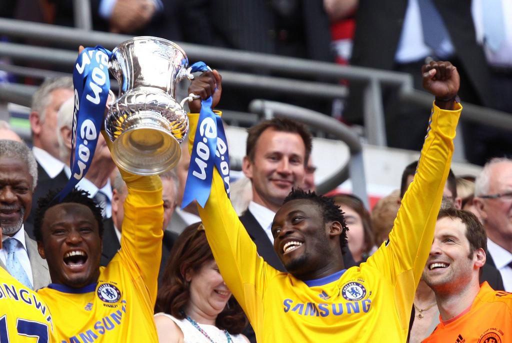 Mikel and Essien with the FA Cup (IMAGO / Paul Marriott)