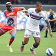 Victor Osimhen battling for the ball against a Fiorentina player (IMAGO/ZUMA Press)
