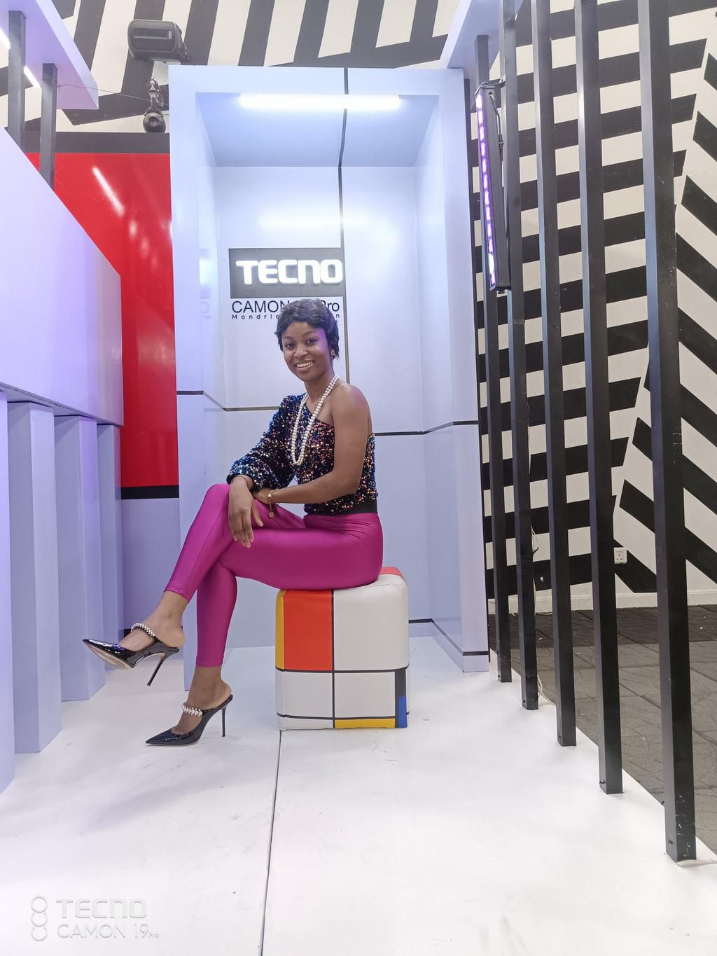 Bella's outfit is definitely retro [Twitter/tecnong]