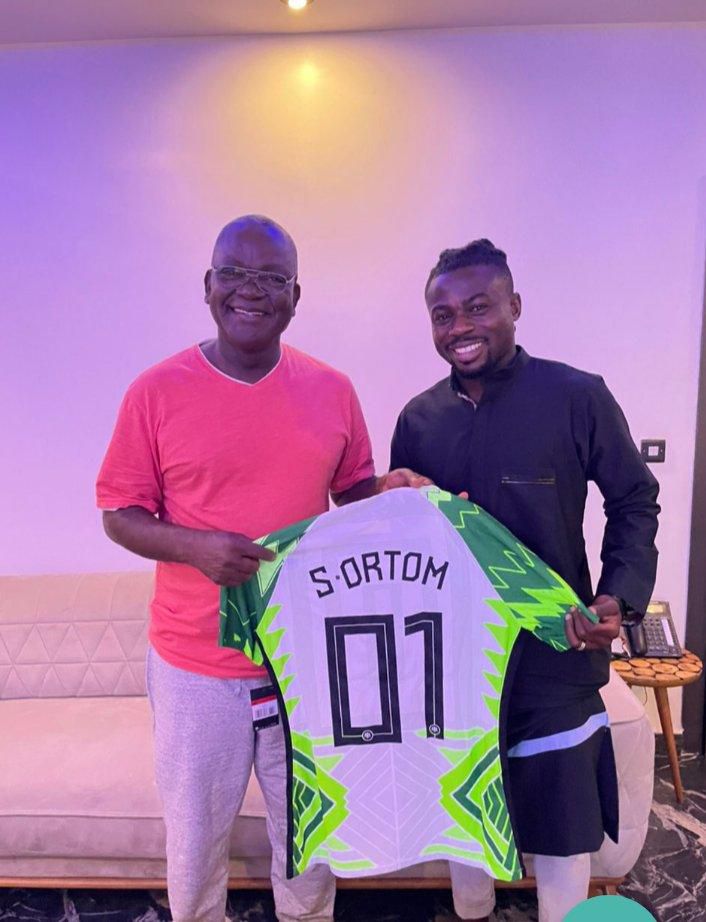 Osimhen shows off style, Moses Simon gifts Benue State governor Super Eagles jersey