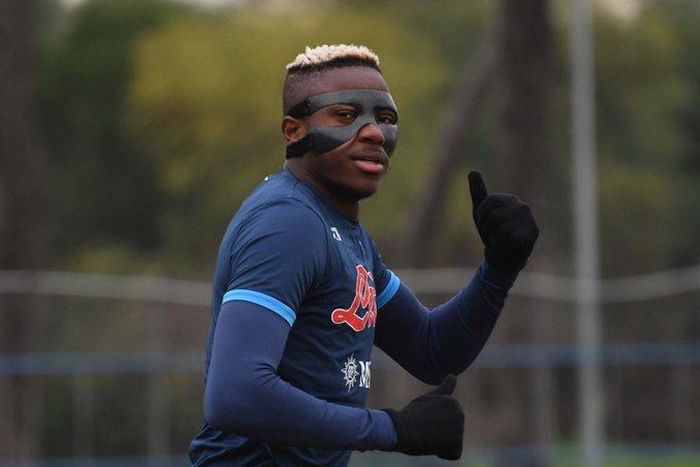 Osimhen spotted in Napoli training in a mask.