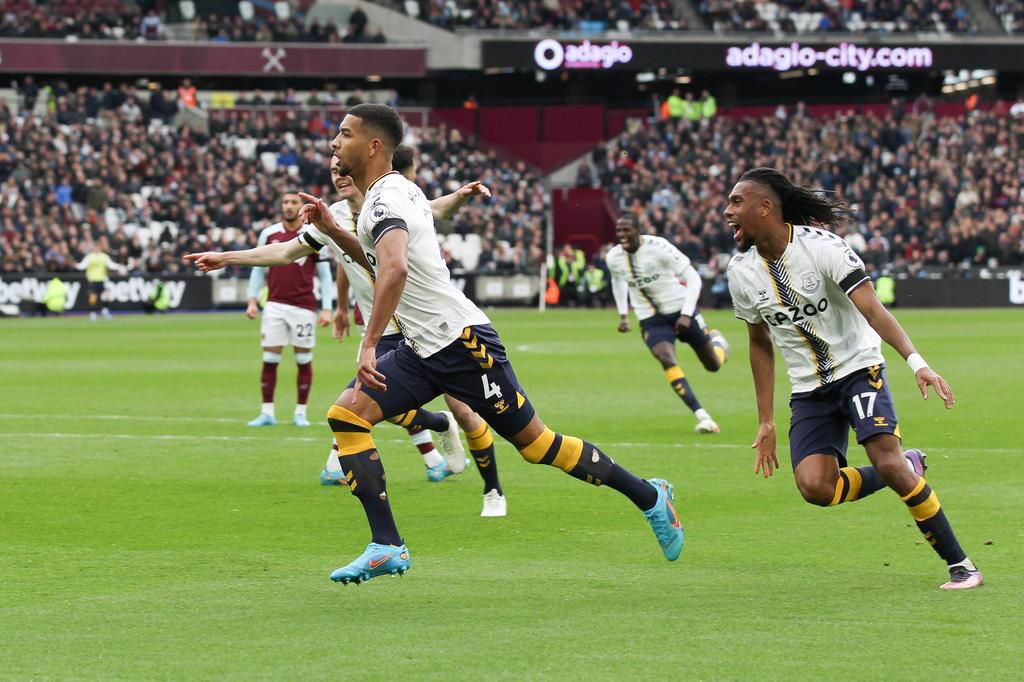 Mason Holgate and Alex Iwobi celebrating their team's equaliser