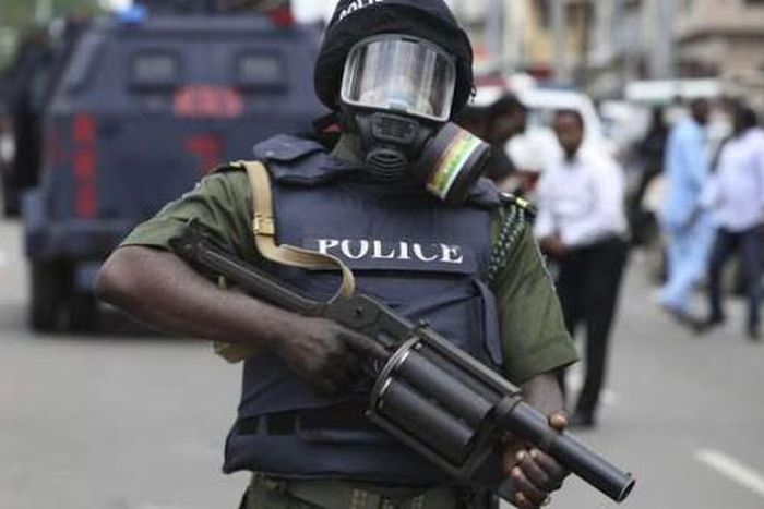Port Harcourt Policeman shoots man for arguing with him(Video)
