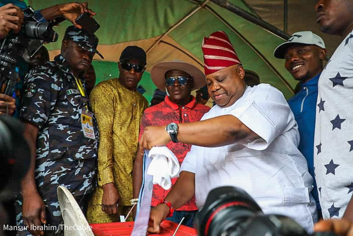 Senator Ademola Adeleke casts his vote. [TheCable]