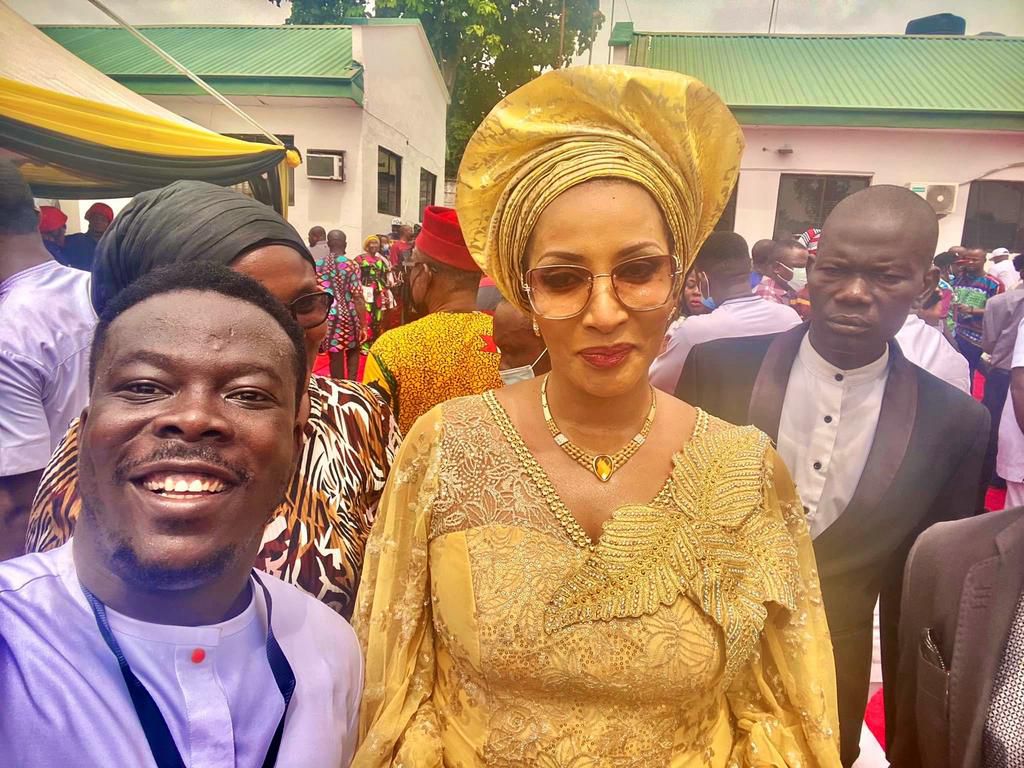 Bianca Ojukwu poses with an attendee at Soludo's inauguration ceremony. [Twitter:PRNaija]