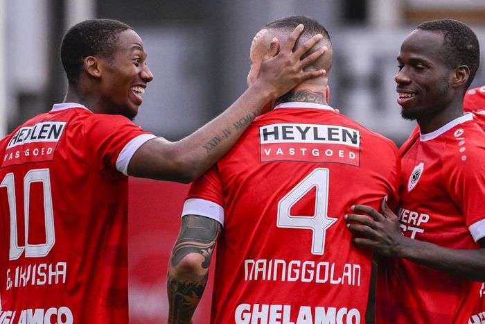 Alhassan Yusuf celebrates with Radja Nainggolan