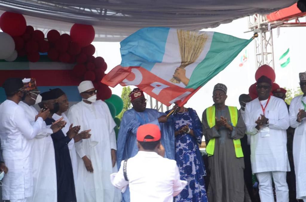 Buhari presents APC Victory Flag to Tinubu (TW/ @LeadershipNGA)