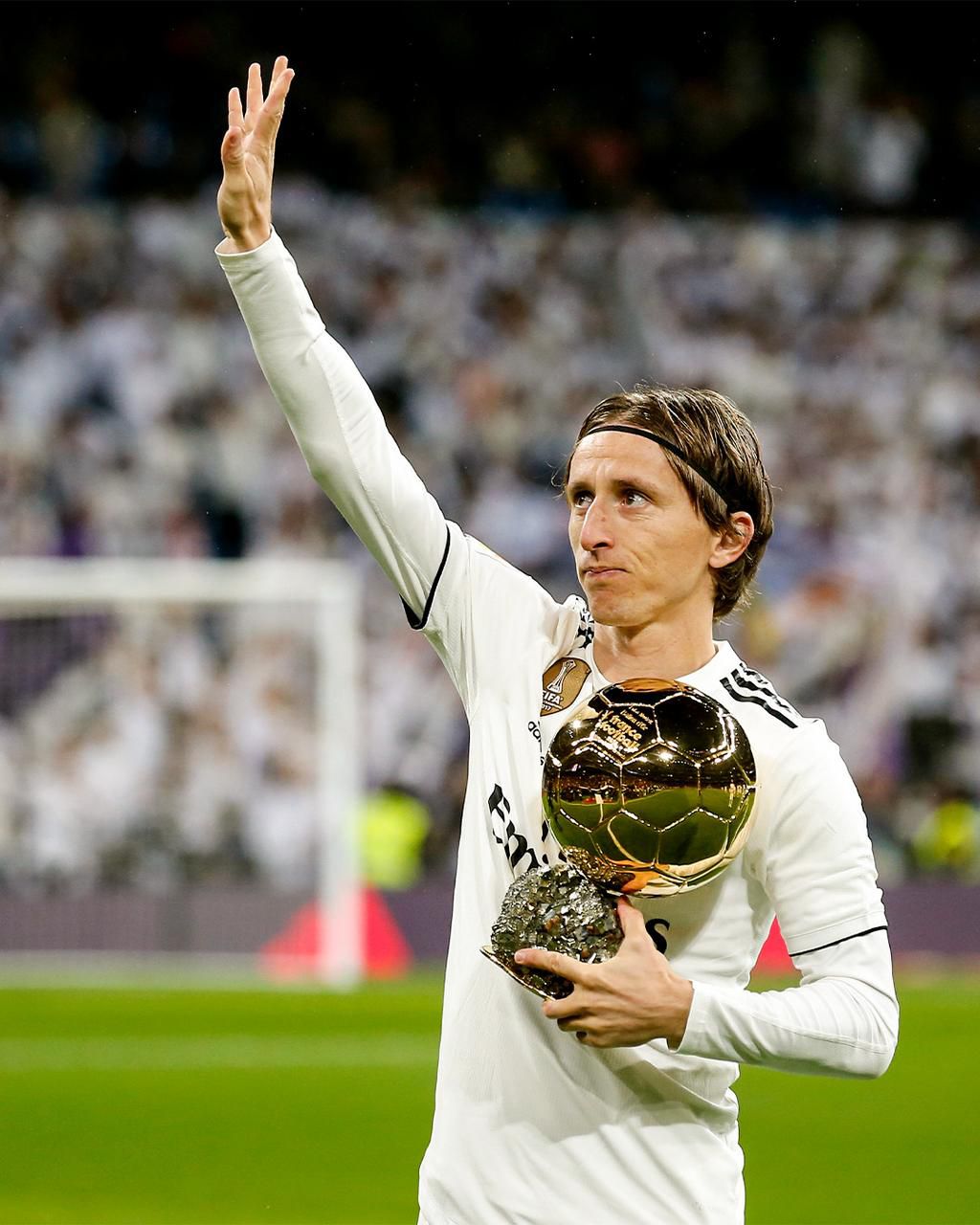 Luka Modric renews with Real Madrid until 2023