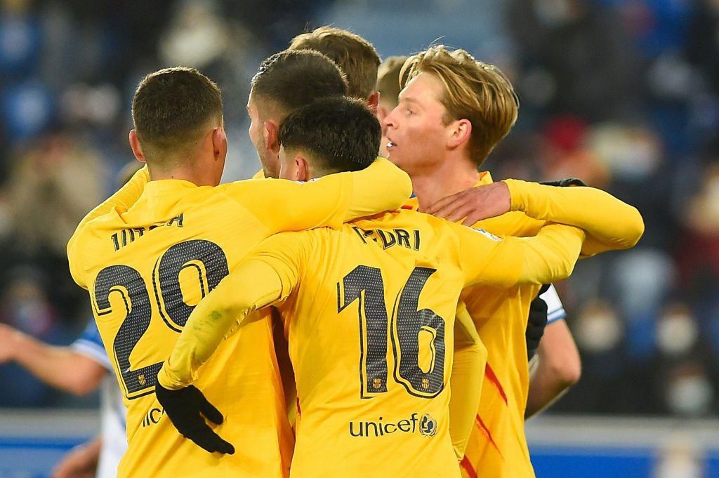 Frenkie de Jong (right) celebrates scoring the winner for Barcelona against Alaves on Sunday.