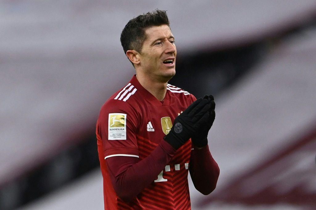 Robert Lewandowski praying for Bayern Munich to let him go.