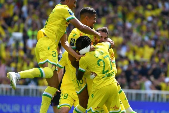 Moses Simon (no.27) celebrates with his teammates.