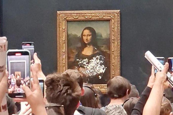The Monalisa was almost vandalized in Paris [Cbsnews]