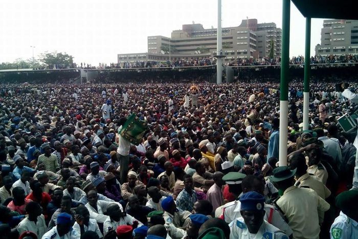 Tijaniyyah sect holds procession in Abuja in 2018. [lindaikejisblog]