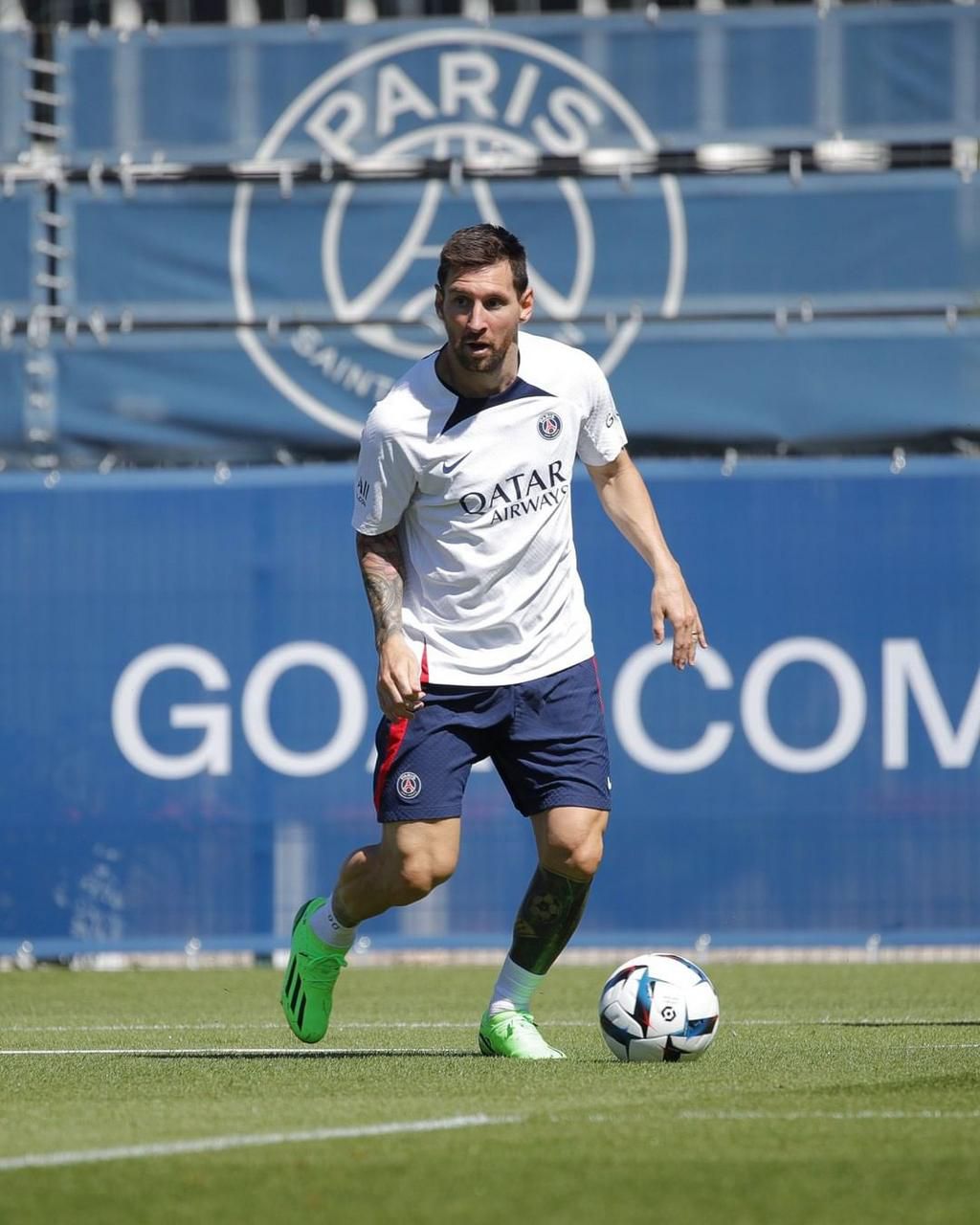 Guardiola explains why Messi is the best player ever to Manchester City stars [Video]