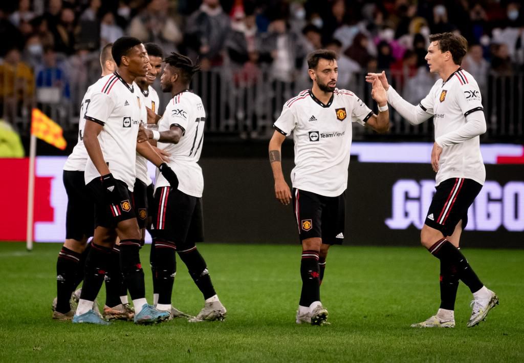 Manchester United held to a 2-2 draw by Aston Villa in Perth.