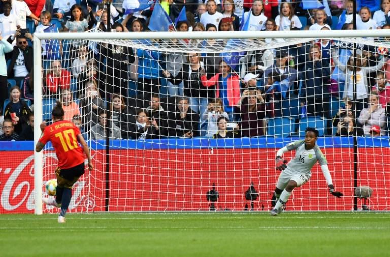 Jenni Hermoso sent Andile Dlamini the wrong way with her first penalty