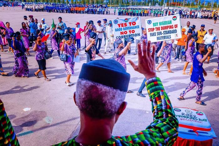 Incoming! Incoming! Workers cheers Yemi Osinbajo after May Day speech. [Twitter:@bravefacefunkie]