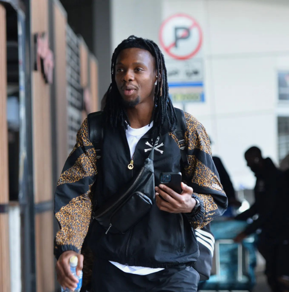 Olisa Ndah arrives Uyo, Nigeria with Orlando Pirates