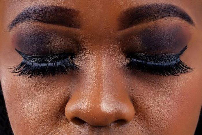 False eyelashes are never easy to remove [Freepik]