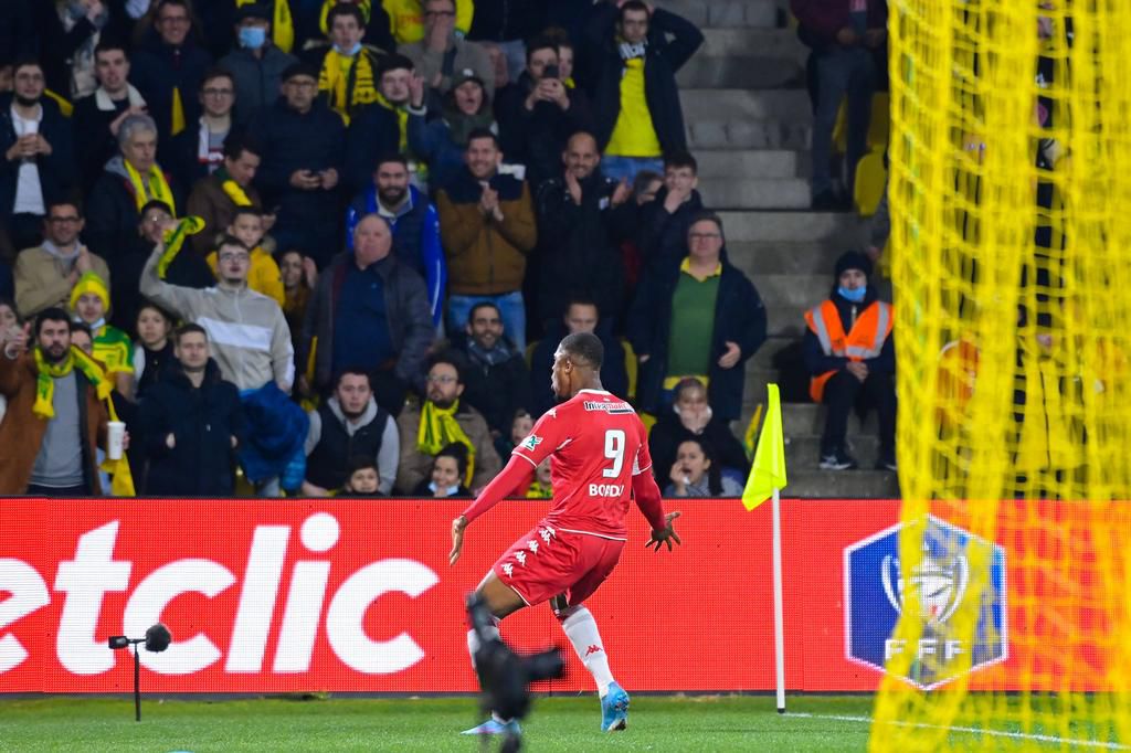 Monaco's Myron Boadu celebrates the equalizer in front of Nantes fans