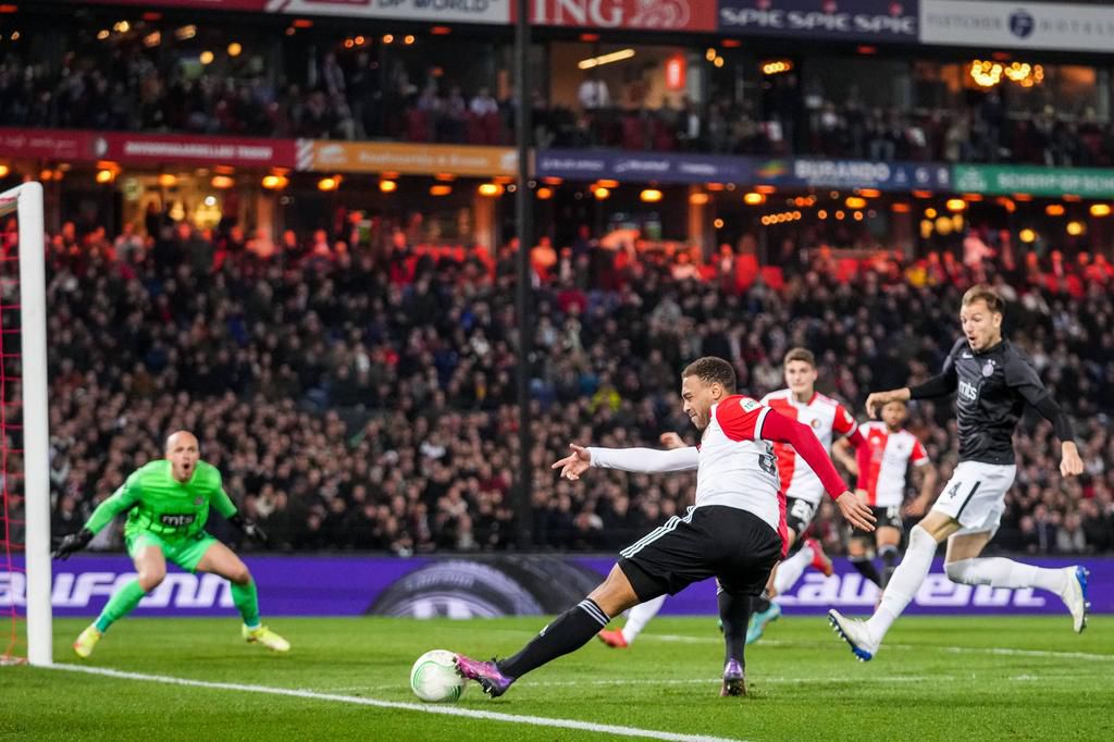 Dessers opens the scoring for Feyenoord