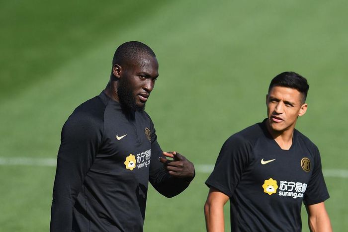 Alexis Sanchez (R) is reportedly being courted by Ligue 1 side Marsielle