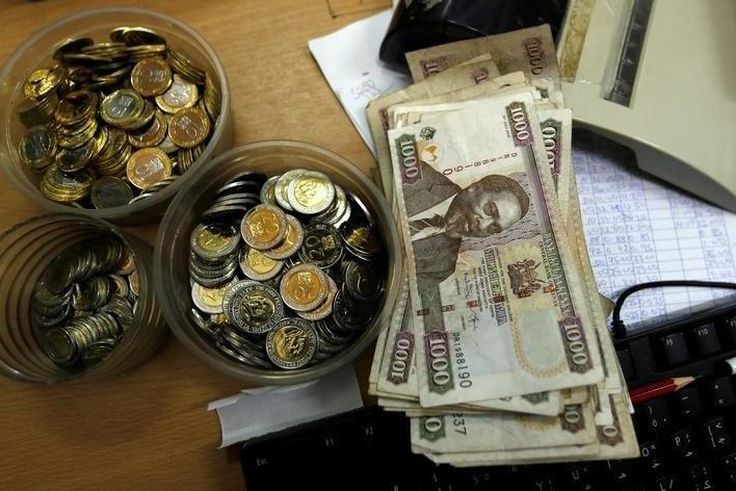 Kenya shilling coins and notes are pictured inside a cashier's booth at a forex exchange bureau in Kenya's capital Nairobi, April 20, 2016. REUTERS/Thomas Mukoya