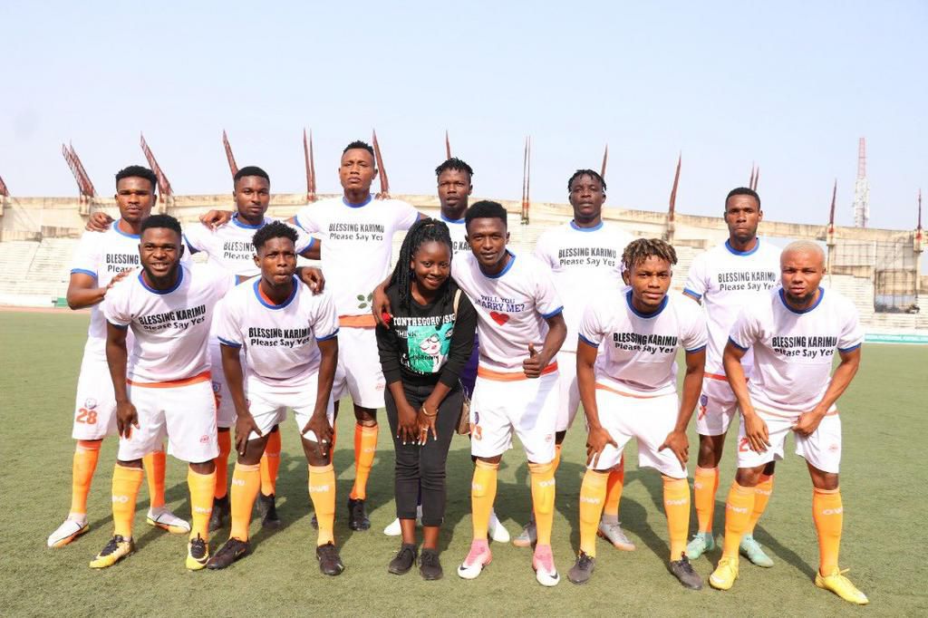 Members of the Akwa United starting XI against Plateau United, all put on a "please say yes" t-shirt for the proposal surprise