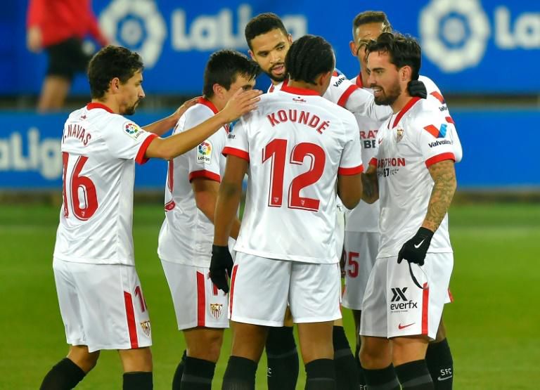 Suso (R) scored a terrific goal to earn Sevilla victory at Alaves