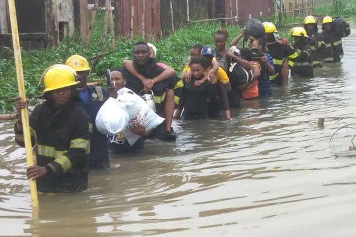 Emergency responders rescued the victims from the building. (Punch)