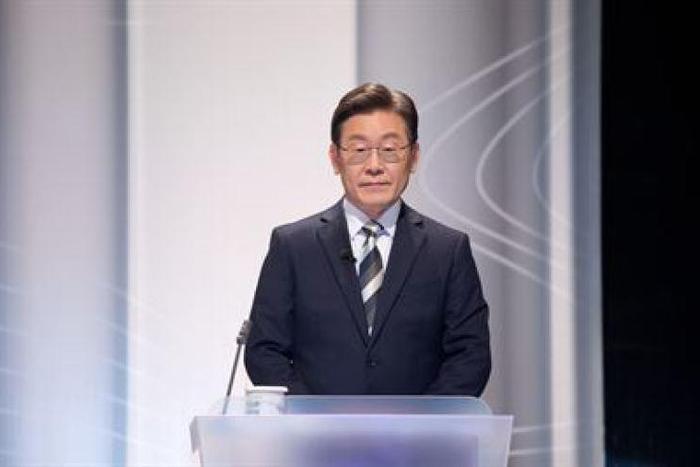 Lee (TheKoreanTimes)