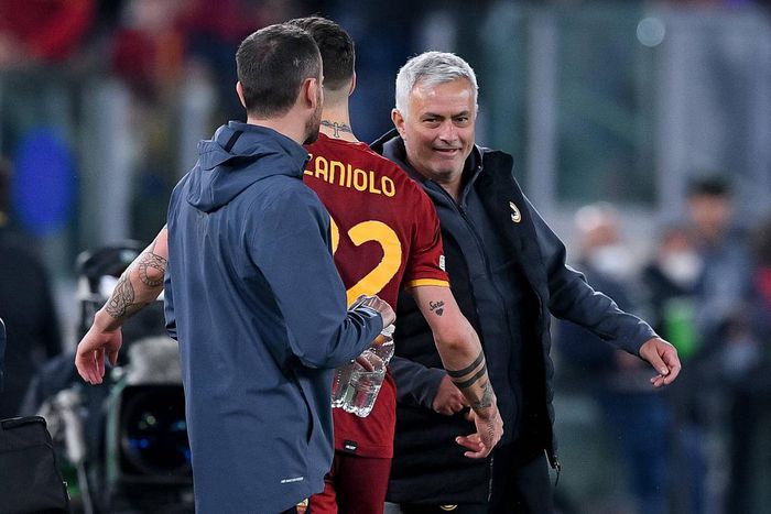 Jose Mourinho and hat-trick hero Nicolo Zaniolo (IMAGO / Uk Sports Pics Ltd)