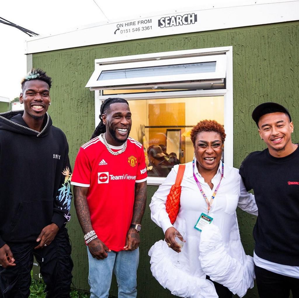 Burna Boy with his mother and Man United football stars Paul Pogba (far left) and Jese Lingard (far right)