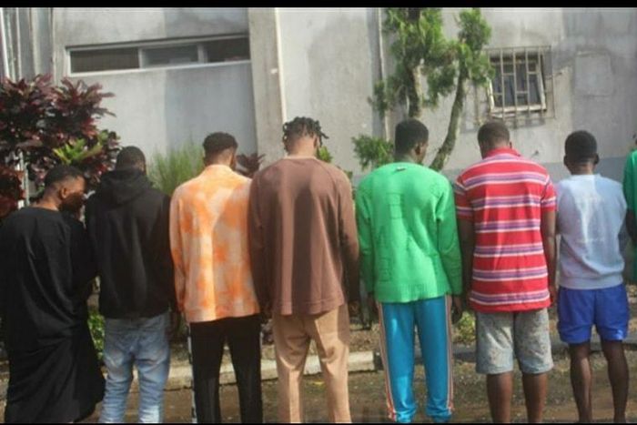 EFCC operatives arrest yahoo school operators