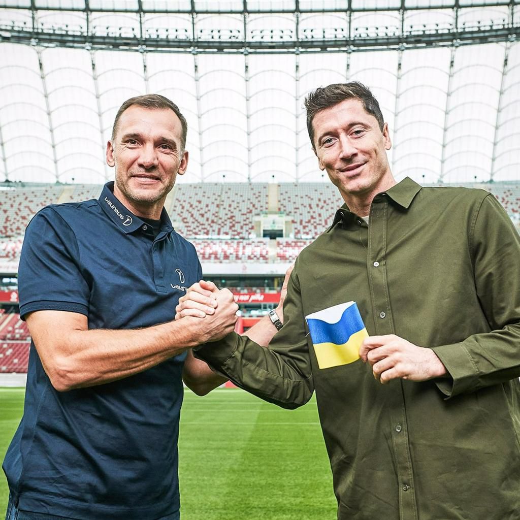 Andriy Shevchenko gifts Robert Lewandowski Ukrainian armband