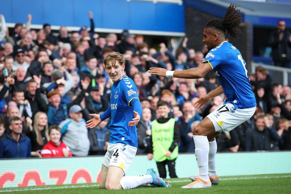 Everton celebrates scoring Manchester United