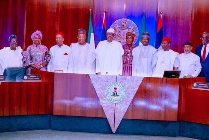 President Muhammadu Buhari and the departing ministers.  (Presidency)