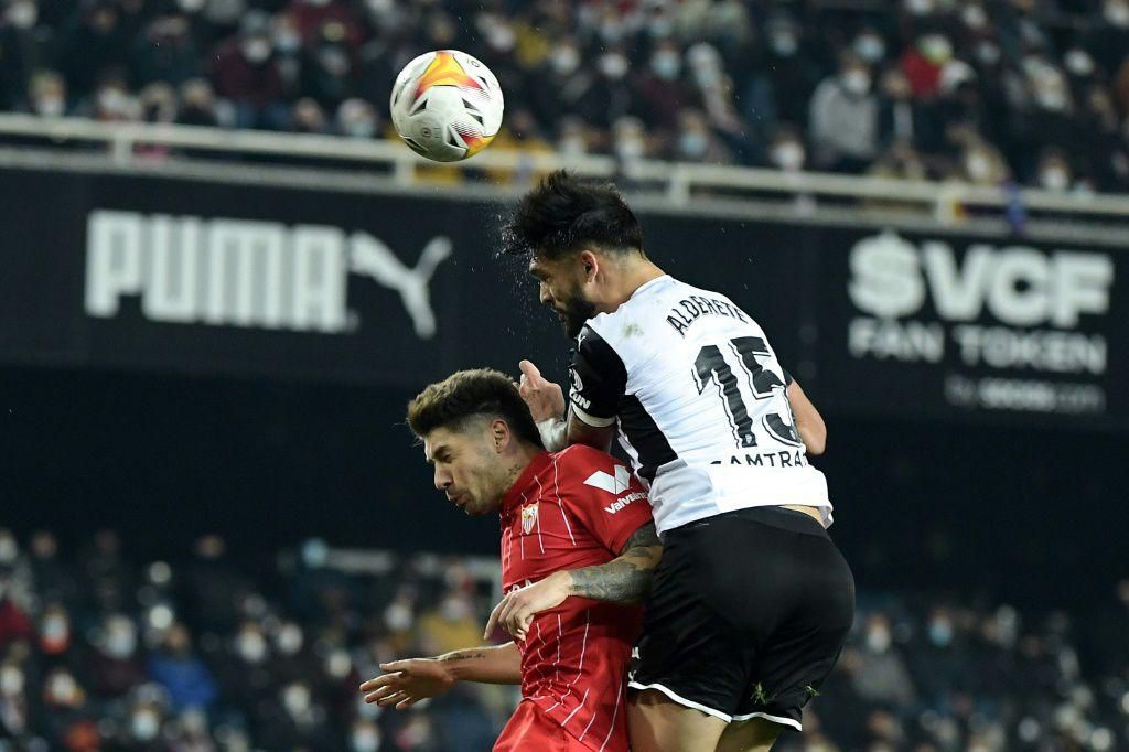 Valencia's Omar Alderete (right) vies with Sevilla's Gonzalo Montiel (left) during the teams' 1-1 draw on Wednesday.