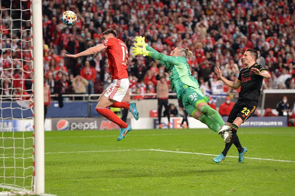 Roman Yaremchuk heads home the equaliser for Benfica.