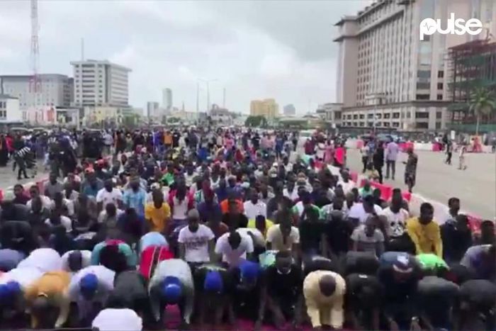 Watch how a peaceful protest in Nigeria was paused atLekki toll gate for Muslim protestors to observe their daily prayers.