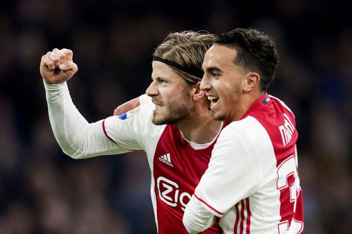 Abdelhak Nouri (R) and Lasse Schone (L) during a game in April 2017